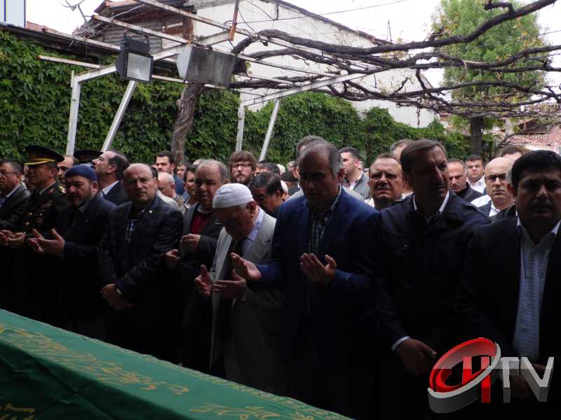 MURAT DEMİREZEN'İN CENAZESİNDE SEVGİ SELİ VARDI