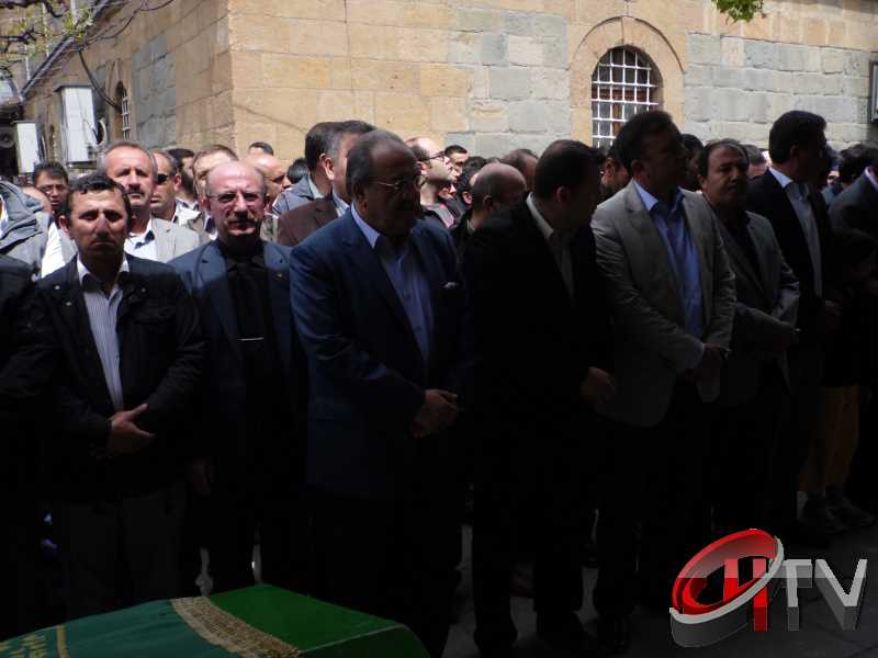 MURAT DEMİREZEN'İN CENAZESİNDE SEVGİ SELİ VARDI