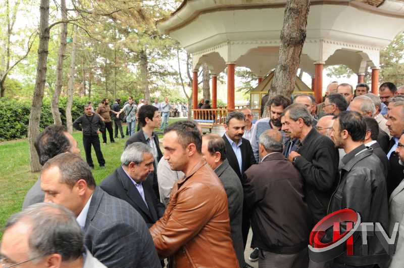 MURAT DEMİREZEN'İN CENAZESİNDE SEVGİ SELİ VARDI