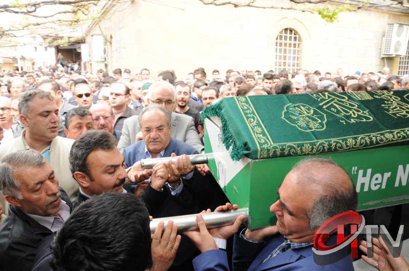 MURAT DEMİREZEN'İN CENAZESİNDE SEVGİ SELİ VARDI