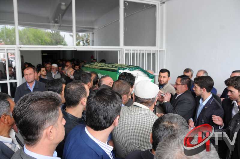 MURAT DEMİREZEN'İN CENAZESİNDE SEVGİ SELİ VARDI