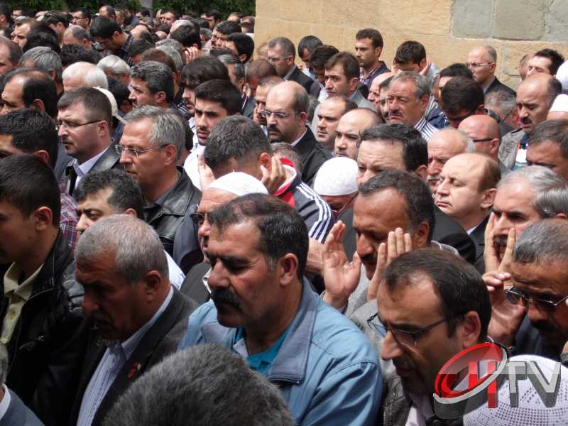 MURAT DEMİREZEN'İN CENAZESİNDE SEVGİ SELİ VARDI