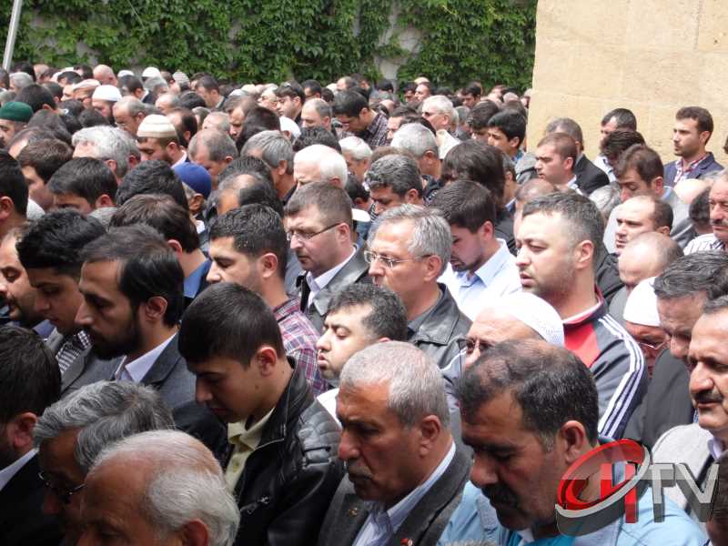MURAT DEMİREZEN'İN CENAZESİNDE SEVGİ SELİ VARDI