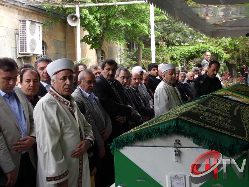 MURAT DEMİREZEN'İN CENAZESİNDE SEVGİ SELİ VARDI