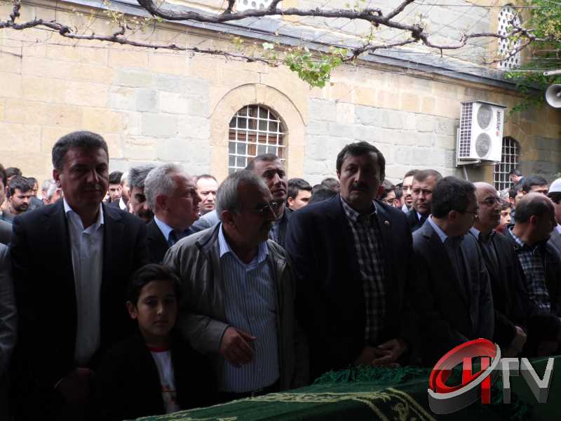 MURAT DEMİREZEN'İN CENAZESİNDE SEVGİ SELİ VARDI