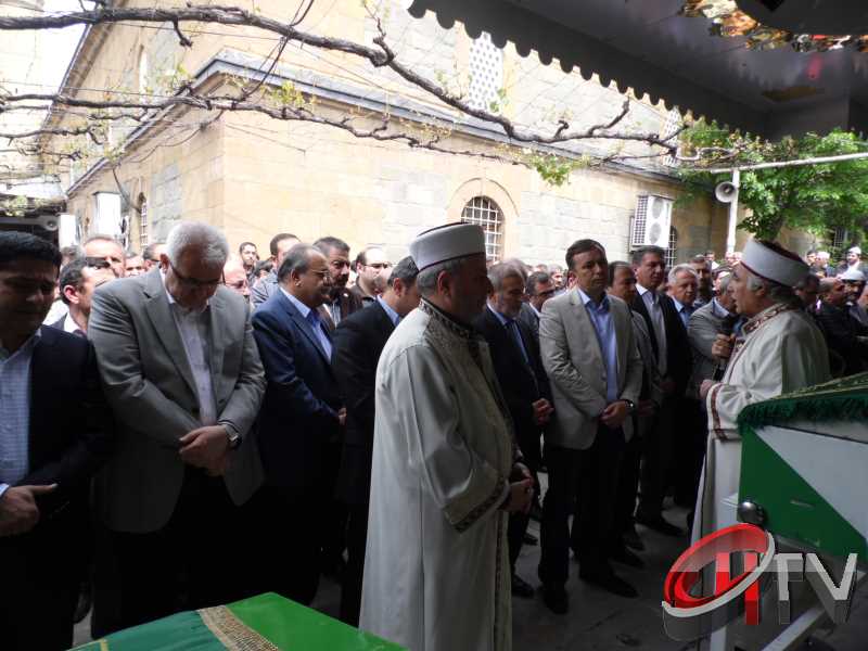 MURAT DEMİREZEN'İN CENAZESİNDE SEVGİ SELİ VARDI