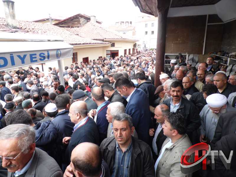 MURAT DEMİREZEN'İN CENAZESİNDE SEVGİ SELİ VARDI