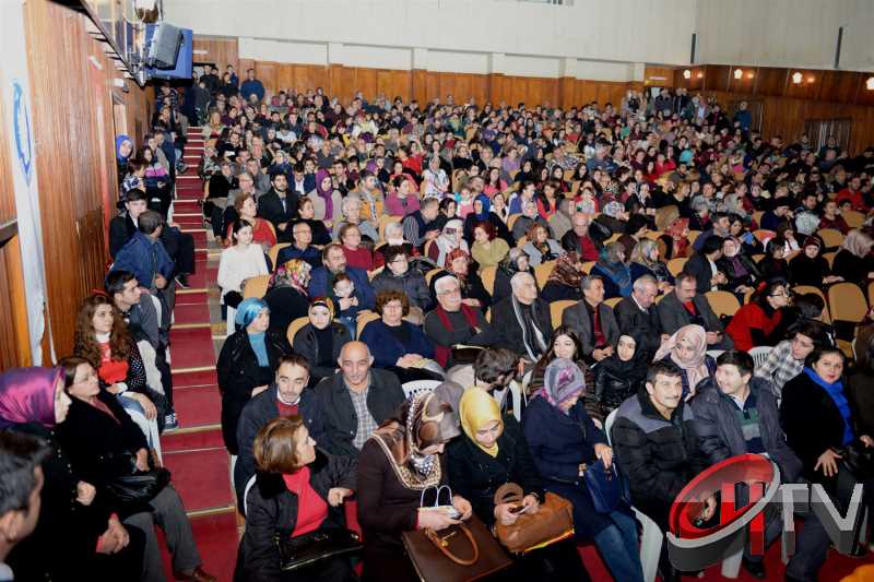 Çorum  Belediyesi Kültür ve Sosyal İşleri Türk Sanat Müziği Konseri, izleyenleri adeta büyüledi.Çorum Devlet Tiyatro Salonunda gerçekleşen Konser tek kelimeyle muhteşemdi.Devlet tiyatro Salonu Tıklım tıklım doldu ve Salon dışına Belediye tarafından sinevizyon kuruldu.