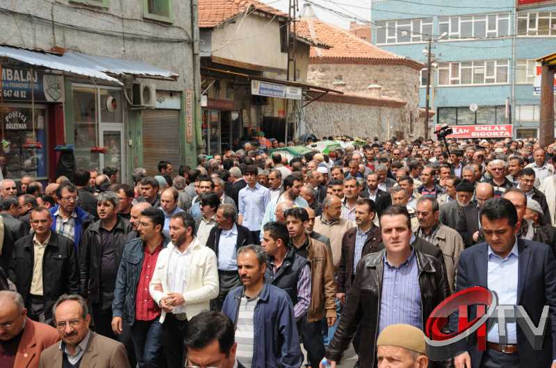 MURAT DEMİREZEN'İN CENAZESİNDE SEVGİ SELİ VARDI
