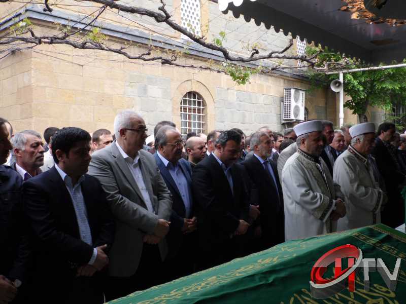 MURAT DEMİREZEN'İN CENAZESİNDE SEVGİ SELİ VARDI