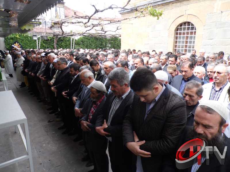 MURAT DEMİREZEN'İN CENAZESİNDE SEVGİ SELİ VARDI