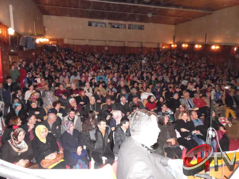 BELEDİYE TSM KOROSU TRT KOROSU OLMUŞ
MUHTEŞEM YEŞİLÇAM ŞARKILARI BÜYÜLEDİBelediye’den “Türk Sinemasının 100. Yılında Yeşilçam Şarkıları” konseri bu gece Kaçmaz... Türk Filmlerinde yer alan unutulmaz şarkıları Çorum Belediyesi Türk Sanat Musikisi (TSM) Koro üyeleri tarafından seslendirildi. Moderatör Şef Ömer Erdal Cerit tarafından yönetilecek olan TSM topluluk üyeleri 1953-197