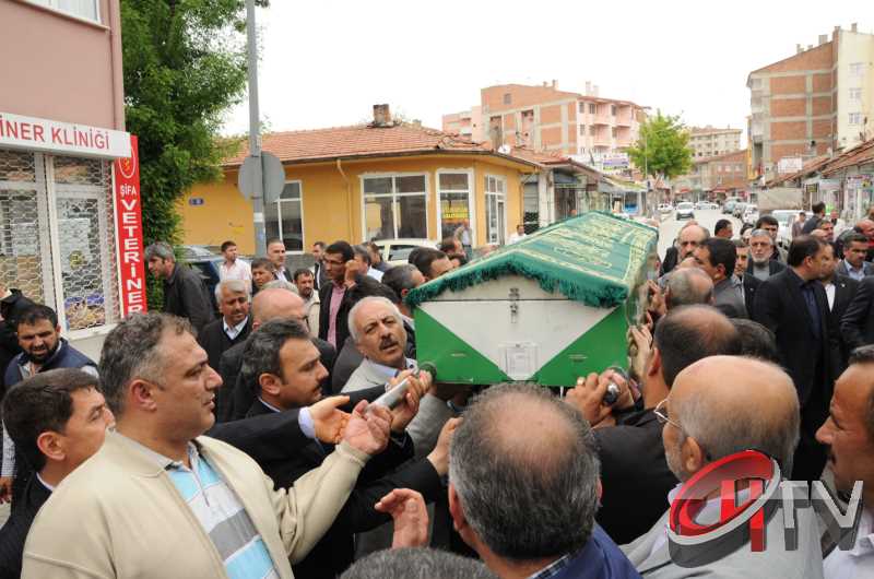 MURAT DEMİREZEN'İN CENAZESİNDE SEVGİ SELİ VARDI