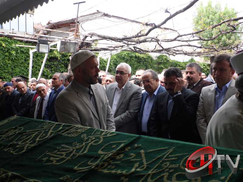MURAT DEMİREZEN'İN CENAZESİNDE SEVGİ SELİ VARDI