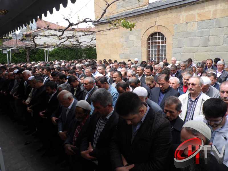 MURAT DEMİREZEN'İN CENAZESİNDE SEVGİ SELİ VARDI