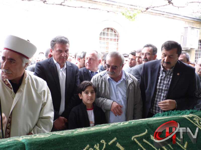 MURAT DEMİREZEN'İN CENAZESİNDE SEVGİ SELİ VARDI