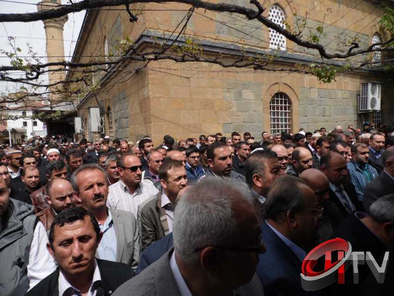 MURAT DEMİREZEN'İN CENAZESİNDE SEVGİ SELİ VARDI