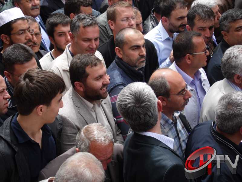 MURAT DEMİREZEN'İN CENAZESİNDE SEVGİ SELİ VARDI