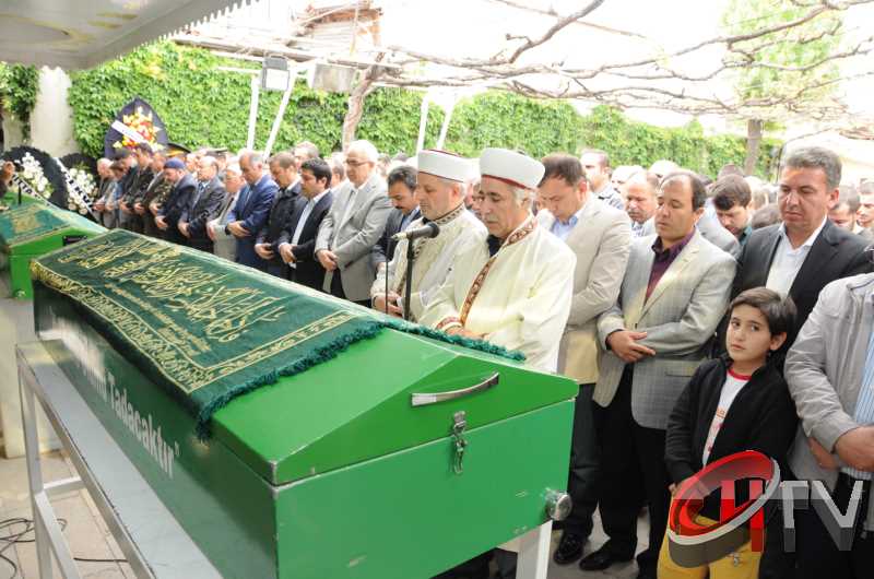 MURAT DEMİREZEN'İN CENAZESİNDE SEVGİ SELİ VARDI