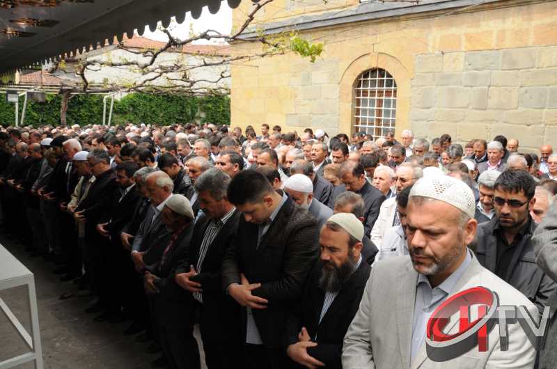 MURAT DEMİREZEN'İN CENAZESİNDE SEVGİ SELİ VARDI