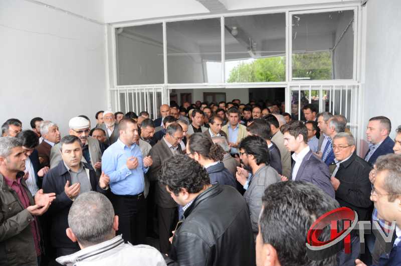 MURAT DEMİREZEN'İN CENAZESİNDE SEVGİ SELİ VARDI