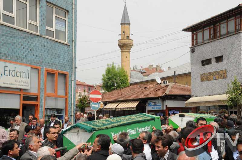 MURAT DEMİREZEN'İN CENAZESİNDE SEVGİ SELİ VARDI