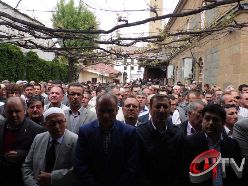 MURAT DEMİREZEN'İN CENAZESİNDE SEVGİ SELİ VARDI