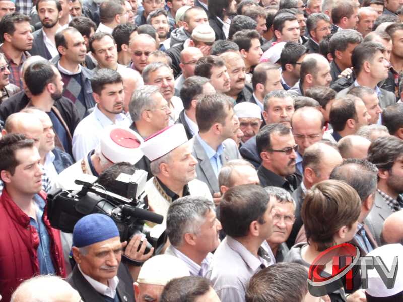 MURAT DEMİREZEN'İN CENAZESİNDE SEVGİ SELİ VARDI