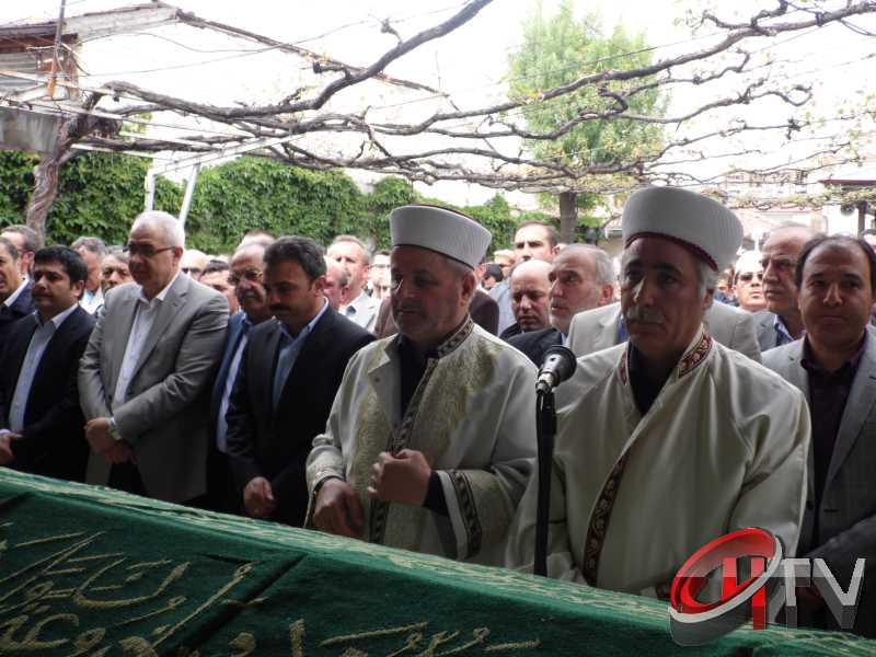 MURAT DEMİREZEN'İN CENAZESİNDE SEVGİ SELİ VARDI