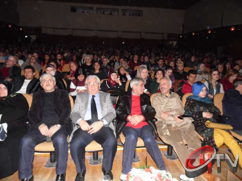 BELEDİYE TSM KOROSU TRT KOROSU OLMUŞ
MUHTEŞEM YEŞİLÇAM ŞARKILARI BÜYÜLEDİBelediye’den “Türk Sinemasının 100. Yılında Yeşilçam Şarkıları” konseri bu gece Kaçmaz... Türk Filmlerinde yer alan unutulmaz şarkıları Çorum Belediyesi Türk Sanat Musikisi (TSM) Koro üyeleri tarafından seslendirildi. Moderatör Şef Ömer Erdal Cerit tarafından yönetilecek olan TSM topluluk üyeleri 1953-197