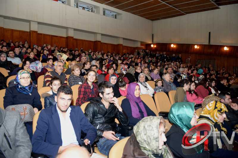 Çorum  Belediyesi Kültür ve Sosyal İşleri Türk Sanat Müziği Konseri, izleyenleri adeta büyüledi.Çorum Devlet Tiyatro Salonunda gerçekleşen Konser tek kelimeyle muhteşemdi.Devlet tiyatro Salonu Tıklım tıklım doldu ve Salon dışına Belediye tarafından sinevizyon kuruldu.