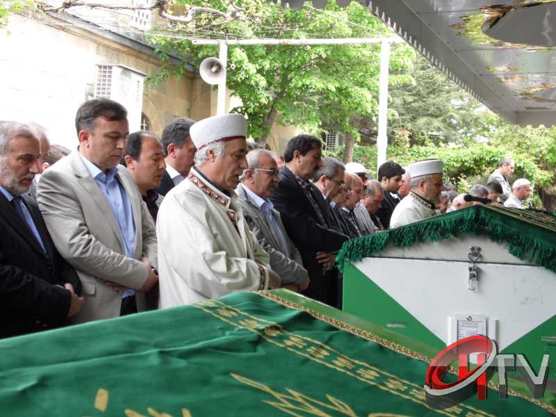 MURAT DEMİREZEN'İN CENAZESİNDE SEVGİ SELİ VARDI