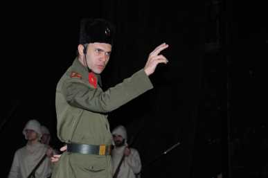 Çanakkale oyununda seyirci salona sığmadı