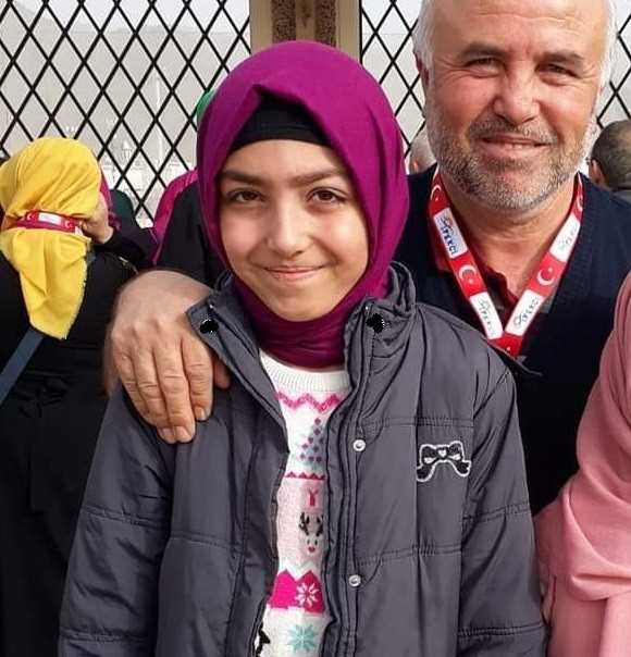 13 yaşındaki kızının cenaze namazını kendi kıldırdı