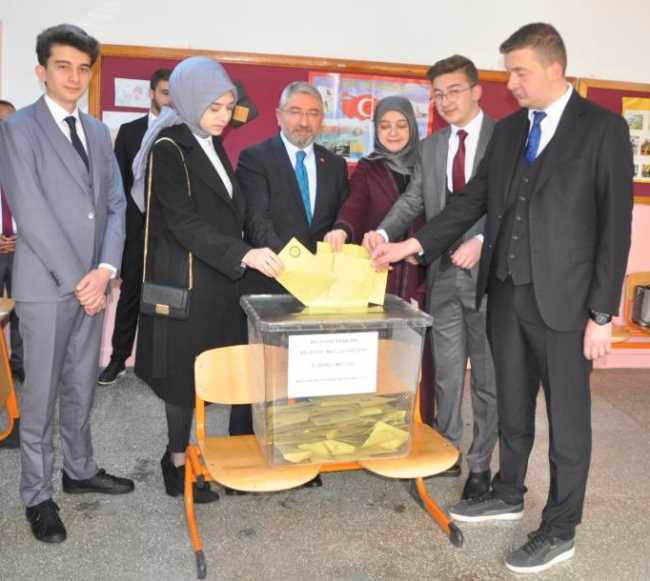 AK PARTİ ADAYI AŞGIN AİLE BOYU OY KULLANDI