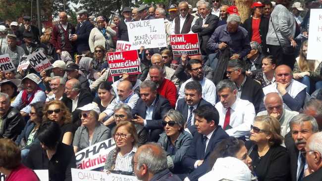 CHP Çorum'da  OHAL'e karşı oturma eylemi yaptı