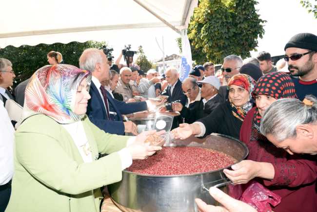 Çorum Belediyesi 15 bin kutu aşure dağıttı