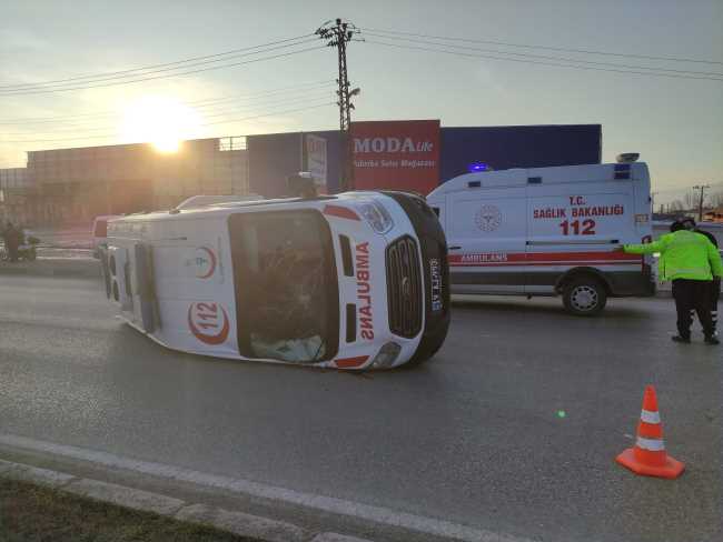 Çorum Çevreyolu Bulvarı İskilip kavşağında Ambulans devrildi
