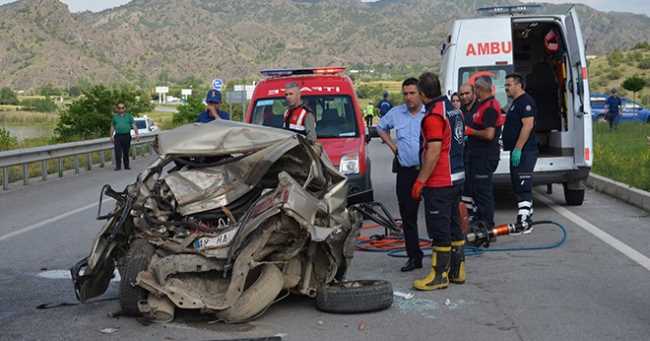 Çorum'da Kamyonet ve otomobil çarpıştı: 1 ölü, 2 yaralı