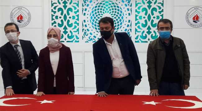 Çorumlu Öğretmenler Atatürk Anıtı'na çelenk sunumunda bulundular