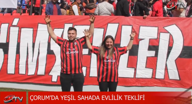 Çorumspor maçında evlilik tekilfi aldı