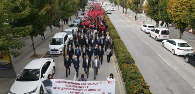 Cumhuriyetimizin 100. Yılda 2023 öğrenci şehitlere saygı yürüyüşü gerçekleitişdi