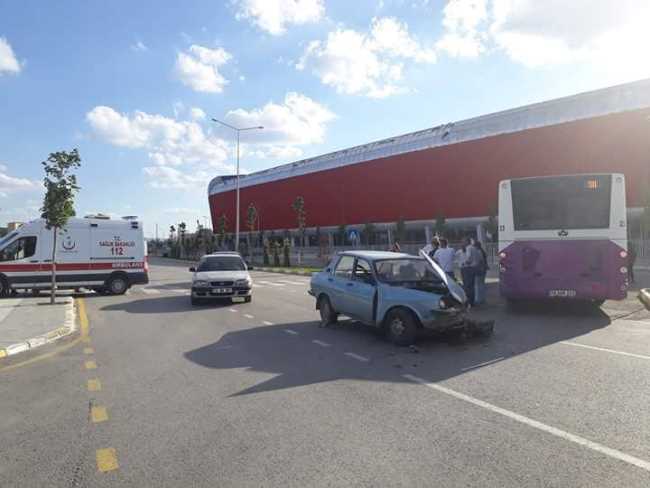 Halk Otobüsü Otomobille Çarpıştı: 6 Yaralı