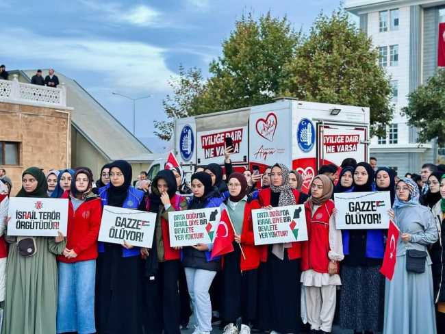 Sabah namazında eller Gazze için semaya kalktı