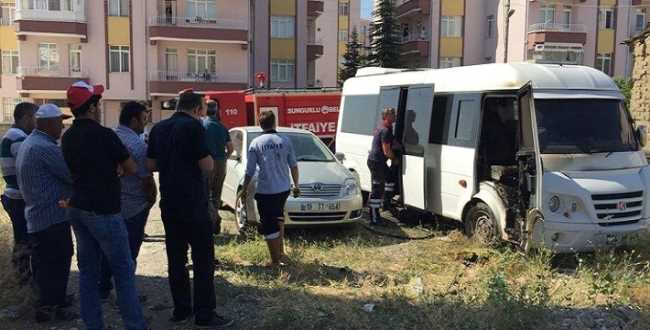 Sungurlu'da Park Halindeki Öğrenci Servisi Yandı