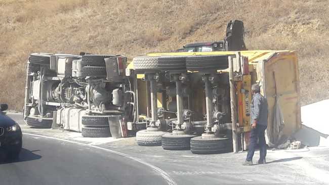 TIR Kontrolden çıktı Yolun Kenarına Devrildi