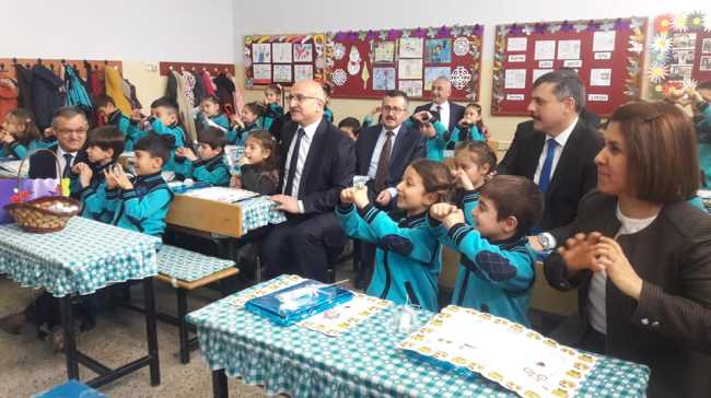 Vali Mustafa Çiftçi,Öğrencilerin karne sevincine ortak oldu