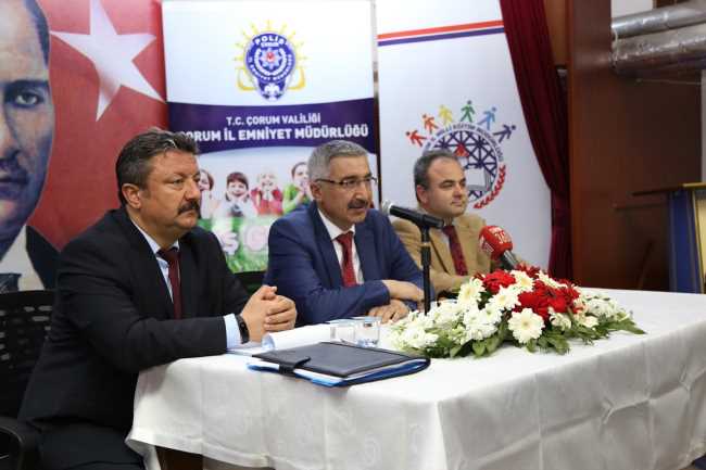Vali Necmeddin Kılıç, halk günü toplantılarında Yavruturna mahallesi 