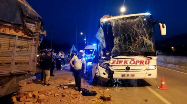 Yolcu Otobüsü Tuğla Yüklü Tıra Çarptı:1 Ölü 9 Yaralı
