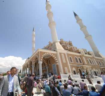 AKŞEMSEDDİN CAMİNDE İLK CUMA İLK SECDE